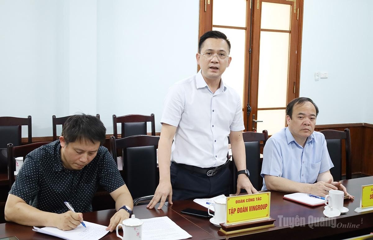 Ông Vũ Mạnh Cường, Phó Giám đốc phát triển dự án Tập đoàn Vingroup báo cáo tiến độ các dự án trên địa bàn tỉnh.