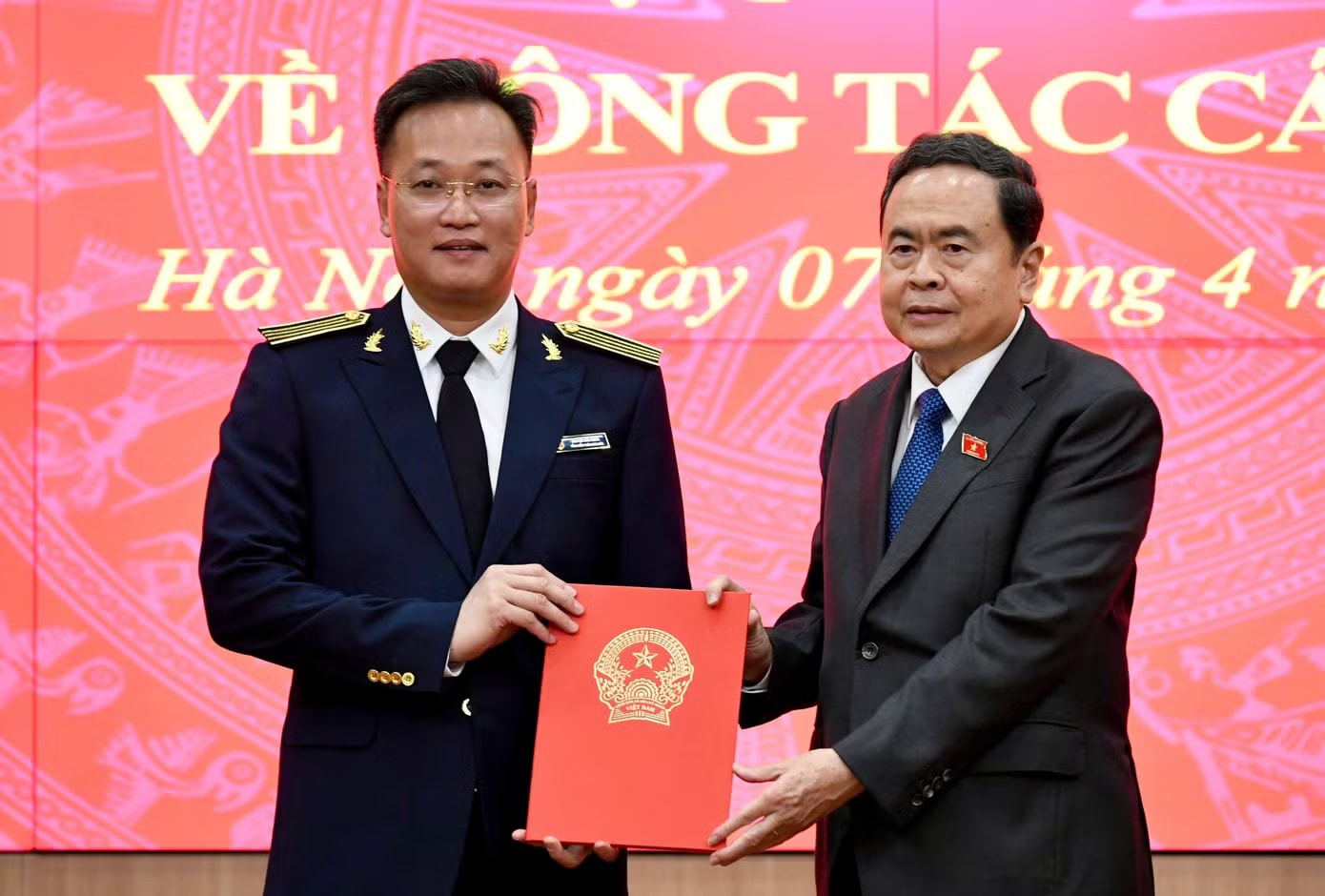 Thay mặt lãnh đạo Quốc hội, Chủ tịch Quốc hội Trần Thanh Mẫn đã trao Nghị quyết của Quốc hội về công tác cán bộ cho ông Nguyễn Hữu Nghĩa. Cam kết của tân Tổng Kiểm toán nhà nước Nguyễn Hữu Nghĩa - Ảnh 1.
