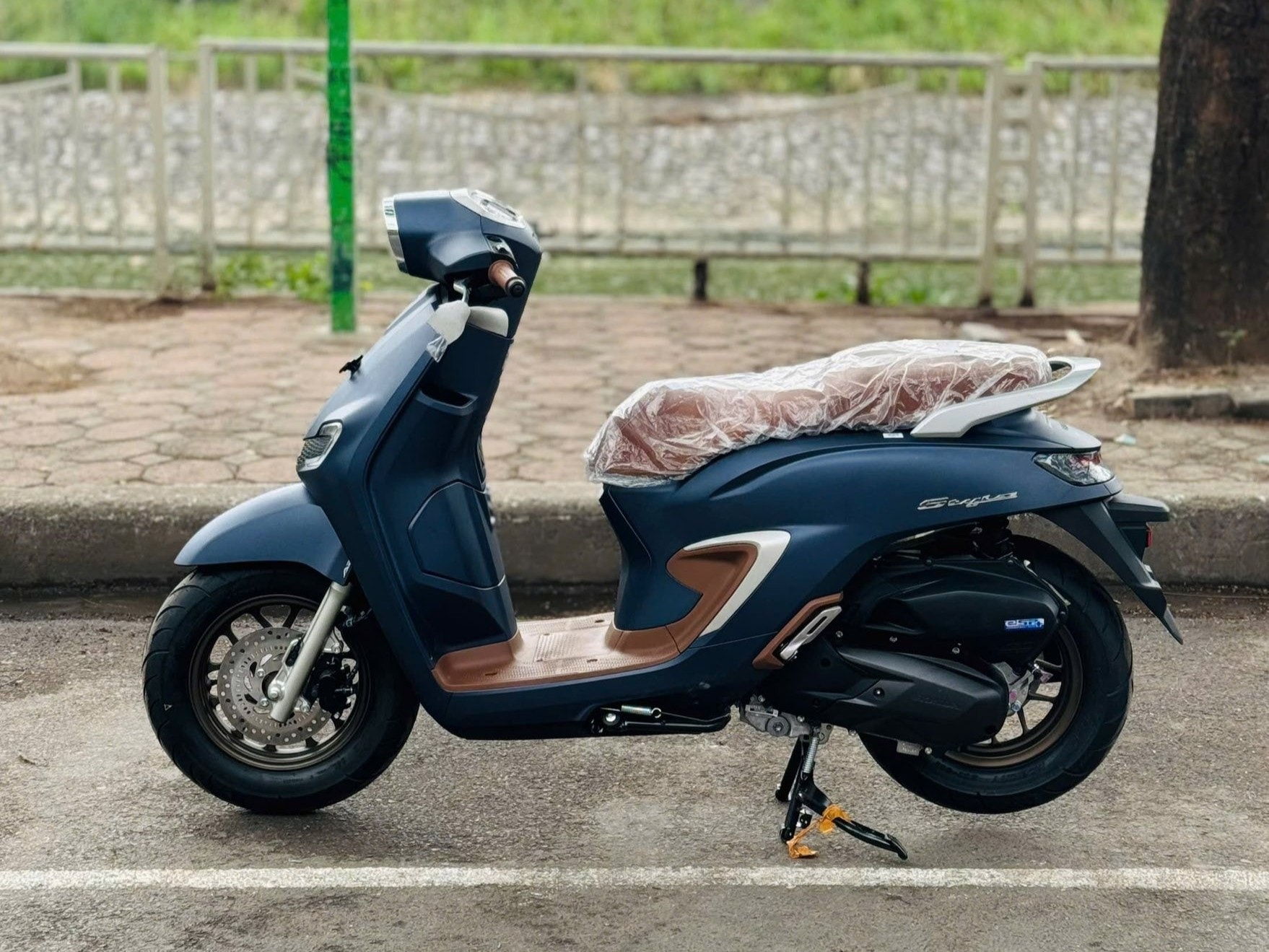 cdnphoto.dantri.com.vn-pr5kdx8cxbttbysqavenral-zqu-2026-04-07-_honda-stylo-nhap-tu-dang-giong-yamaha-grande-gia-ngang-sh-chinh-hang-anh3-1775546994879.jpg