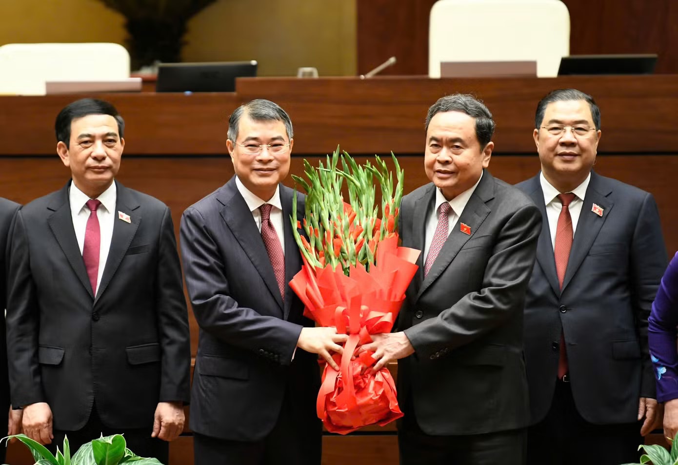 Chủ tịch Quốc hội Trần Thanh Mẫn tặng hoa chúc mừng Thủ tướng Lê Minh Hưng và các thành viên Chính phủ. Ảnh: Như Ý Phê chuẩn bổ nhiệm 23 thành viên Chính phủ nhiệm kỳ 2026 - 2031 - Ảnh 1.