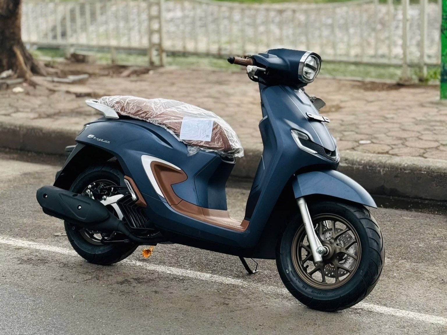 cdnphoto.dantri.com.vn-xna1qfylaydvrr8pz9lbzqtzqji-2026-04-07-_honda-stylo-nhap-tu-dang-giong-yamaha-grande-gia-ngang-sh-chinh-hang-anh1-1775546994844.jpg