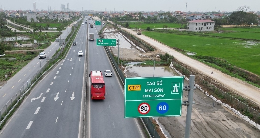 Chỉ 2 tháng nữa, chính thức hoàn thiện ‘lên đời’ tuyến cao tốc huyết mạch đi xuyên Ninh Bình- Ảnh 2. Chỉ 2 tháng nữa, chính thức hoàn thiện ‘lên đời’ tuyến cao tốc huyết mạch đi xuyên Ninh Bình- Ảnh 2.