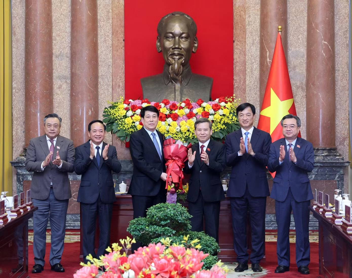 Các đồng chí Ủy viên Bộ Chính trị chúc mừng nguyên Chủ tịch nước Lương Cường. Ảnh: TTXVN. Bàn giao công tác giữa Tổng Bí thư, Chủ tịch nước Tô Lâm và nguyên Chủ tịch nước Lương Cường - Ảnh 5.