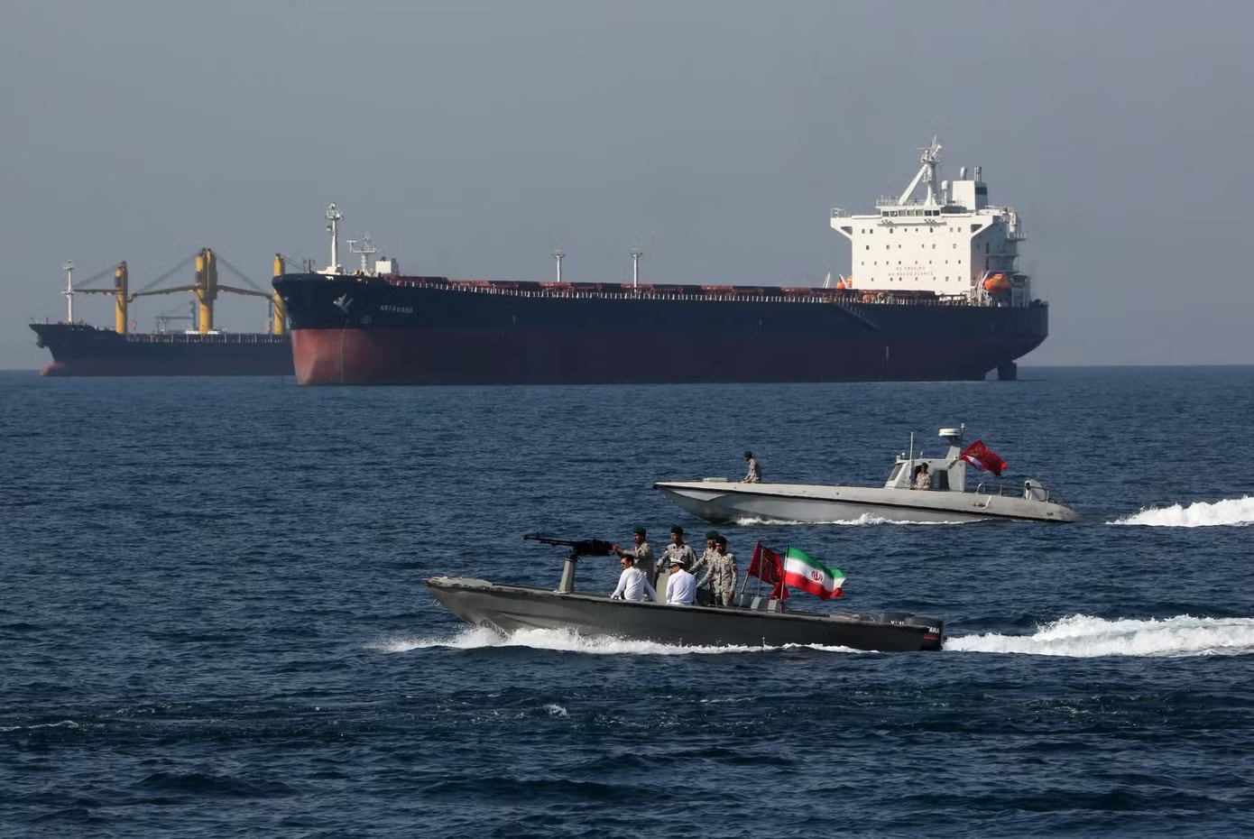 Binh sĩ Iran xuất hiện trên eo biển Hormuz. Ảnh: Getty Images. Iran siết yết hầu năng lượng Hormuz, Tổng thống Trump dọa trừng phạt NATO - Ảnh 2.