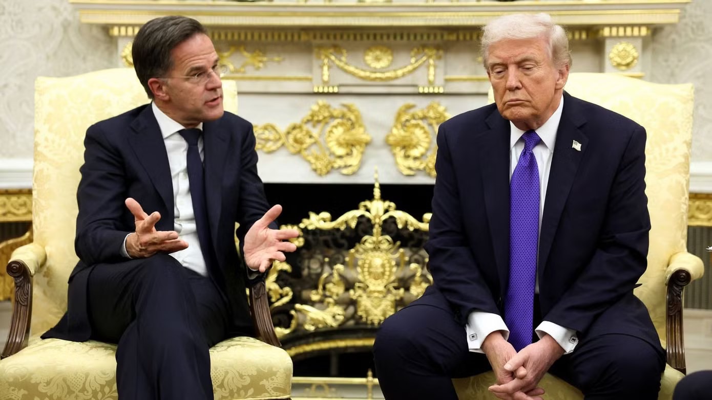 Tổng Thư ký NATO Mark Rutte và Tổng thống Mỹ Donald Trump trong một cuộc gặp tại Nhà Trắng. Ảnh: Reuters. Iran siết yết hầu năng lượng Hormuz, Tổng thống Trump dọa trừng phạt NATO - Ảnh 3.