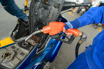 Giá dầu diesel hạ gần 10.000 đồng/lít từ 15h30 chiều nay