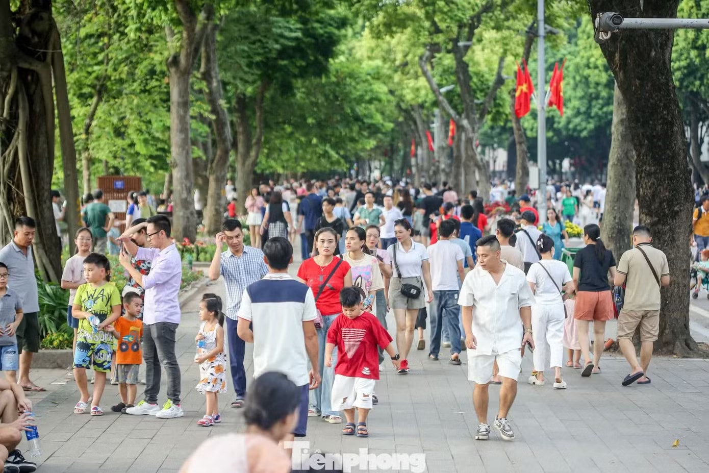 Hơn 60% người lao động ủng hộ đề xuất hoán đổi ngày nghỉ dịp Giỗ Tổ, 30/4. Hơn 60% người lao động ủng hộ hoán đổi ngày nghỉ dịp 30/4 và Giỗ Tổ - Ảnh 2.
