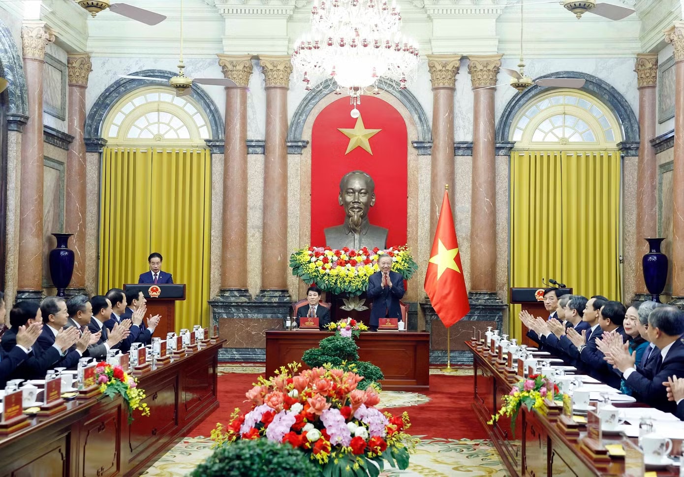 Quang cảnh buổi lễ. Ảnh: TTXVN. Bàn giao công tác giữa Tổng Bí thư, Chủ tịch nước Tô Lâm và nguyên Chủ tịch nước Lương Cường - Ảnh 4.
