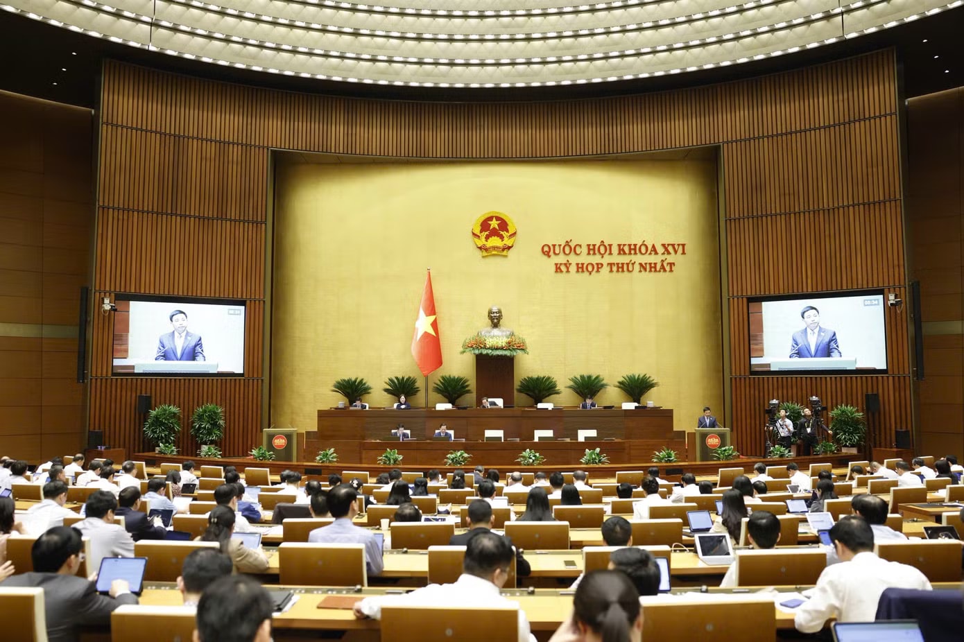 Quốc hội nghe tờ trình của Chính phủ về dự kiến Kế hoạch 5 năm 2026-2030. Ảnh: Như Ý Phấn đấu tăng trưởng 10% trở lên, GDP bình quân đầu người đạt 8.500 USD vào năm 2030 - Ảnh 2.