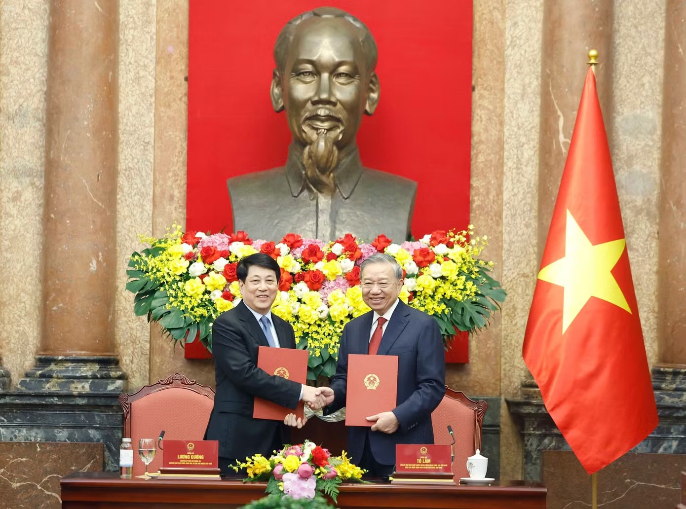 Tổng Bí thư, Chủ tịch nước Tô Lâm và nguyên Chủ tịch nước Lương Cường tại lễ bàn giao. Ảnh: TTXVN. Bàn giao công tác giữa Tổng Bí thư, Chủ tịch nước Tô Lâm và nguyên Chủ tịch nước Lương Cường - Ảnh 1.