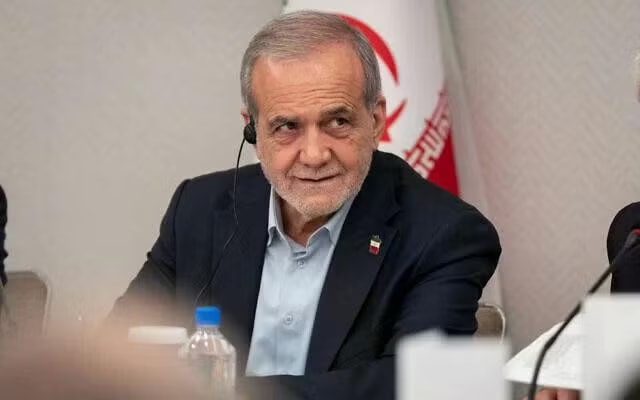 Tổng thống Iran Masoud Pezeshkian. Tổng thống Iran nêu điều kiện then chốt để đạt thỏa thuận ngừng bắn với Mỹ - Ảnh 1.