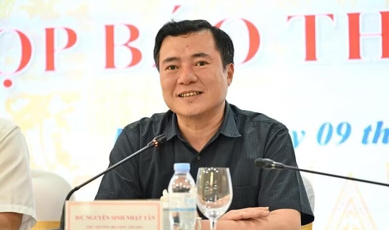 Thứ trưởng Nguyễn Sinh Nhật Tân trả lời tại họp báo. Tiêu thụ điện vượt 1 tỷ kWh, áp lực nguồn cung gia tăng - Ảnh 2.