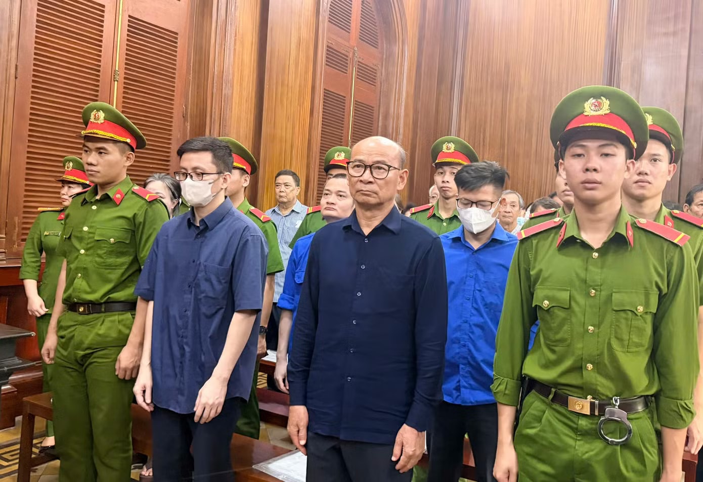 Các bị cáo tại phiên tòa. Luật sư nêu lý do cựu Giám đốc Sở Tài chính TPHCM Đào Thị Hương Lan chưa thể về nước - Ảnh 3.