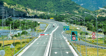 Cao tốc Bắc - Nam ‘tăng tốc’ trước 30/4: 12 dự án đồng loạt thông tuyến, bổ sung trạm dừng mỗi 100 km