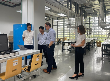 Giáo sư tuổi thơ đi chăn bò nay có 3 bằng sáng chế Mỹ, hiện làm Viện phó ở trường đại học xếp hạng 287 châu Á và top 6 tại Việt Nam