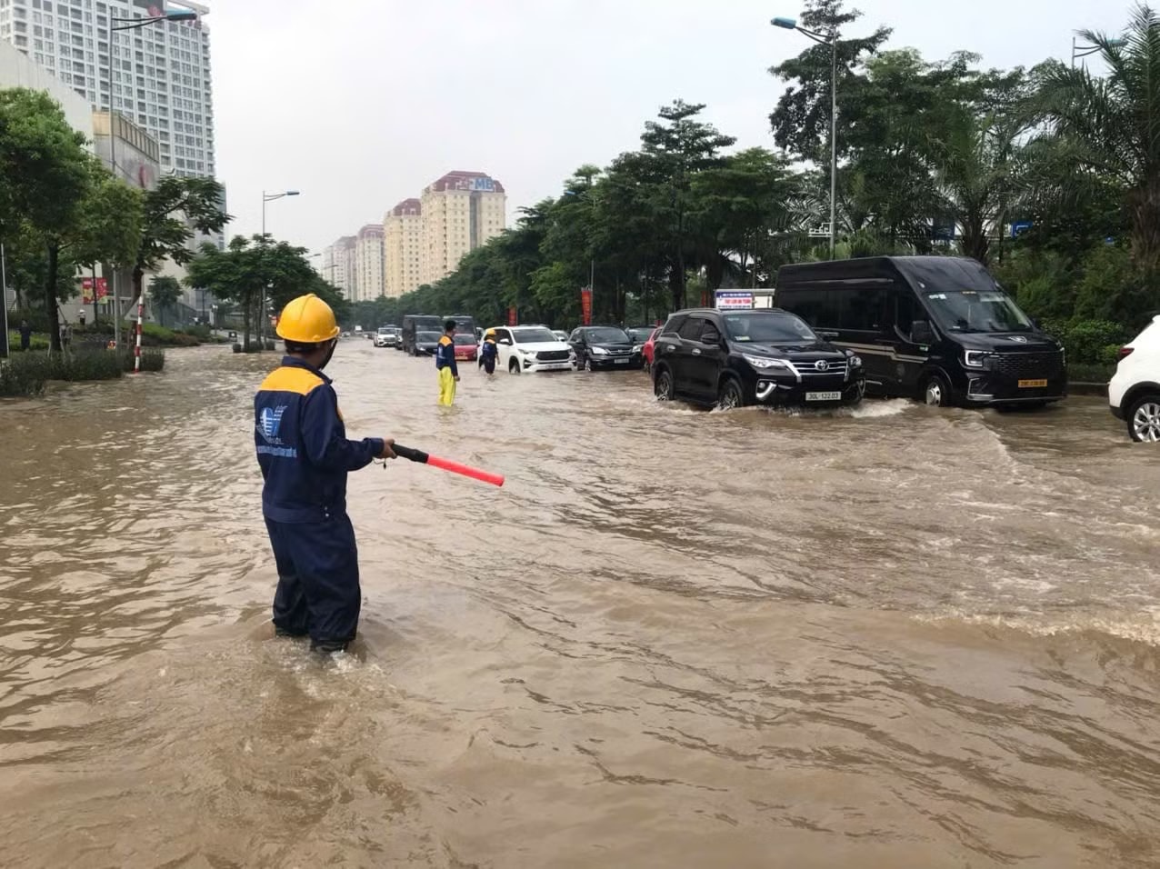 Hà Nội phân luồng phương tiện tại đường Võ Chí Công năm 2025. Hà Nội có thể ghi nhận tới 220 điểm úng ngập khi mưa lớn - Ảnh 1.