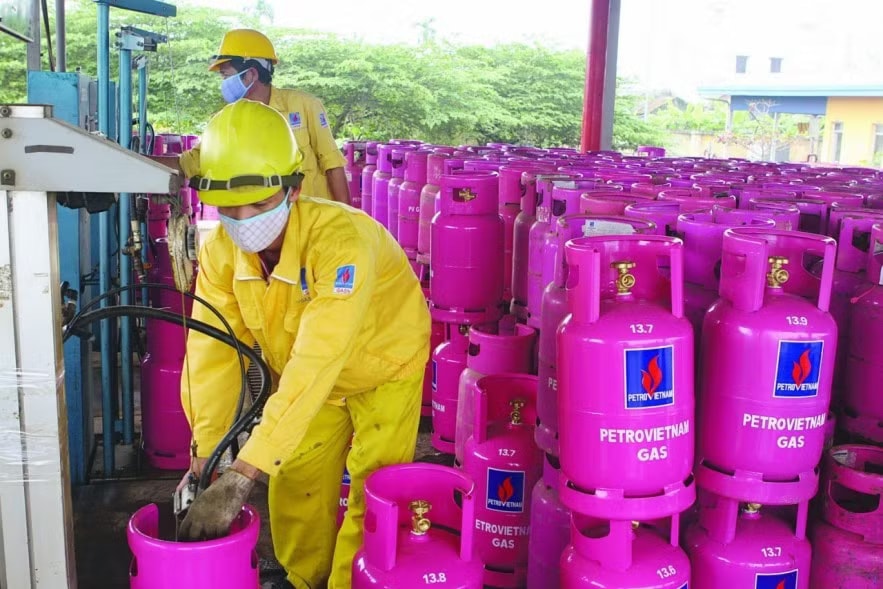 Giá gas bán lẻ liên tục tăng trong thời gian gần đây. Giá gas vượt 650.000 đồng/bình 12kg - Ảnh 1.