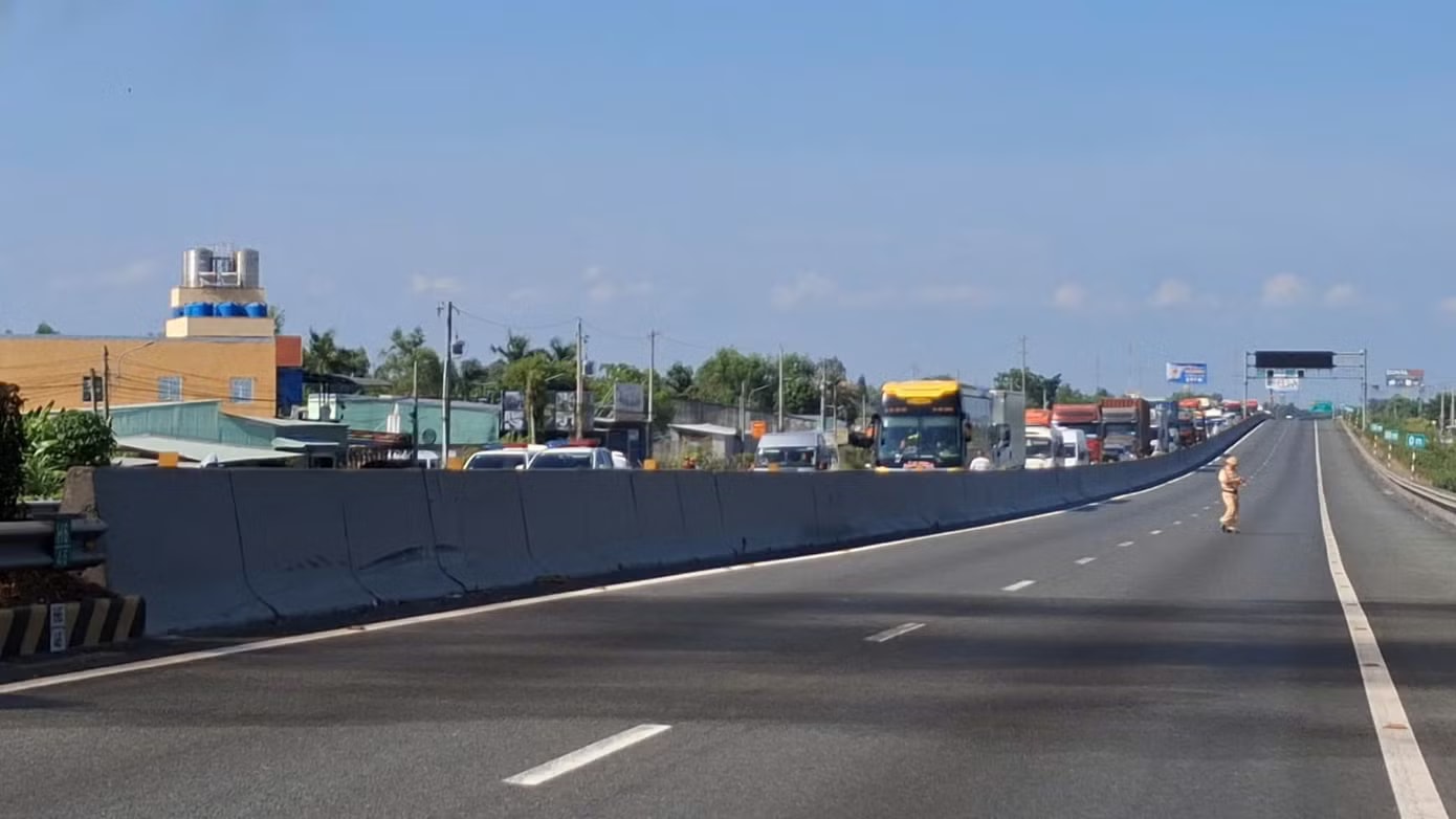 Cháy xe giường nằm trên cao tốc TPHCM - Trung Lương, ùn tắc kéo dài - Ảnh 8.