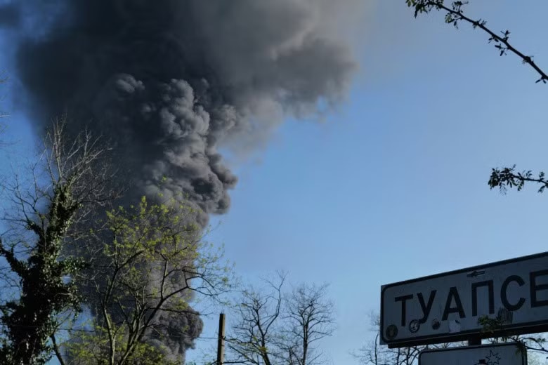 Vụ cháy ở thành phố Tuapse của Nga do UAV của Ukraine gây ra. Ảnh: RIA-Novosti. Không kích Ural là phép thử cho NATO tấn công Nga và vũ khí nào tăng sức mạnh phòng không Nga? - Ảnh 3.