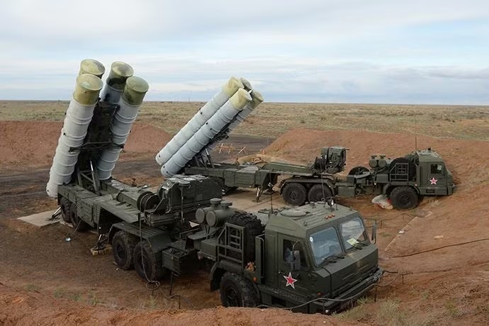 Hệ thống tên lửa phòng không S-500 của Nga, có tên gọi là Prometheus, hiện là hệ thống phòng không tiên tiến nhất của nước này. Ảnh: Caspian News. Không kích Ural là phép thử cho NATO tấn công Nga và vũ khí nào tăng sức mạnh phòng không Nga? - Ảnh 4.