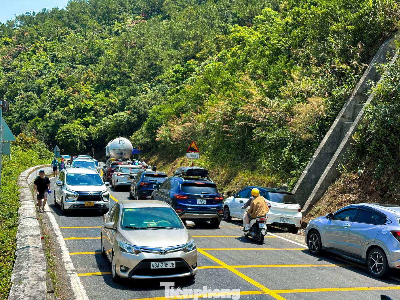 Theo các chủ quán nước trên đèo, vào các dịp lễ lớn, lưu lượng phương tiện qua đèo Hải Vân thường tăng cao, đặc biệt là xe máy và ô tô cá nhân. Nhiều người chọn đi qua đèo thay vì hầm để có thêm trải nghiệm ngắm cảnh trên đỉnh đèo. Dòng xe nhúc nhích qua đèo Hải Vân - Ảnh 3.