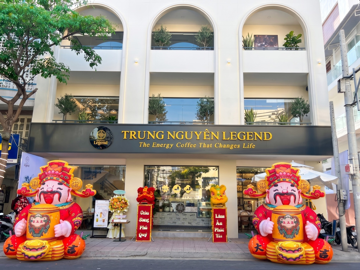 Ông Đặng Lê Nguyên Vũ cùng lúc khai trương 2 cửa hàng Trung Nguyên Legend tại 'hòn ngọc biển Đông' của Việt Nam