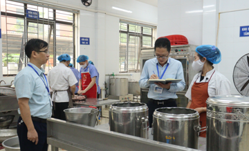 Xử phạt hành chính 179 triệu đồng đối với 9 bếp ăn tập thể ở trường học và khu công nghiệp