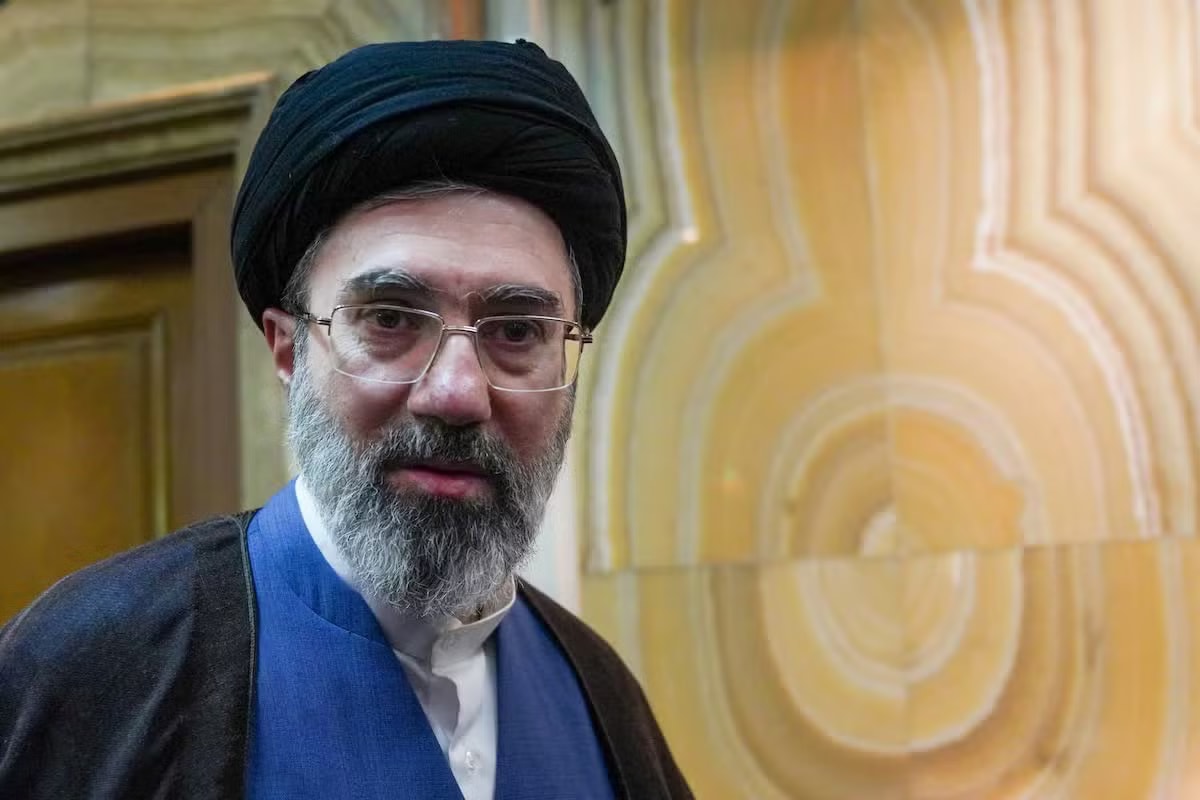 Lãnh tụ Tối cao Iran Mojtaba Khamenei. (Ảnh: Reuters) Lãnh tụ Tối cao Iran gặp chỉ huy quân đội, đưa ra chỉ đạo mới - Ảnh 1.