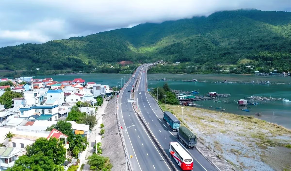 Cầu vượt đường sắt Bắc - Nam trên tuyến cầu và đường dẫn phía bắc hầm đường bộ Hải Vân (xã Chân Mây - Lăng Cô). Nguồn internet Huế nghiên cứu đầu tư xây thêm cầu vượt đường sắt - Ảnh 1.