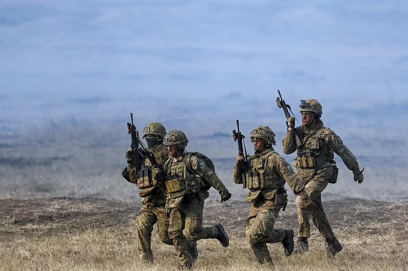Binh sĩ NATO trong cuộc tập trận Steadfast Dart năm 2025 gần thành phố Galati của Romania. Ảnh: Reuters. Châu Âu bị gạt khỏi bàn cờ Ukraine: Nga tuyên bố EU đã mất quyền định đoạt số phận lục địa - Ảnh 3.
