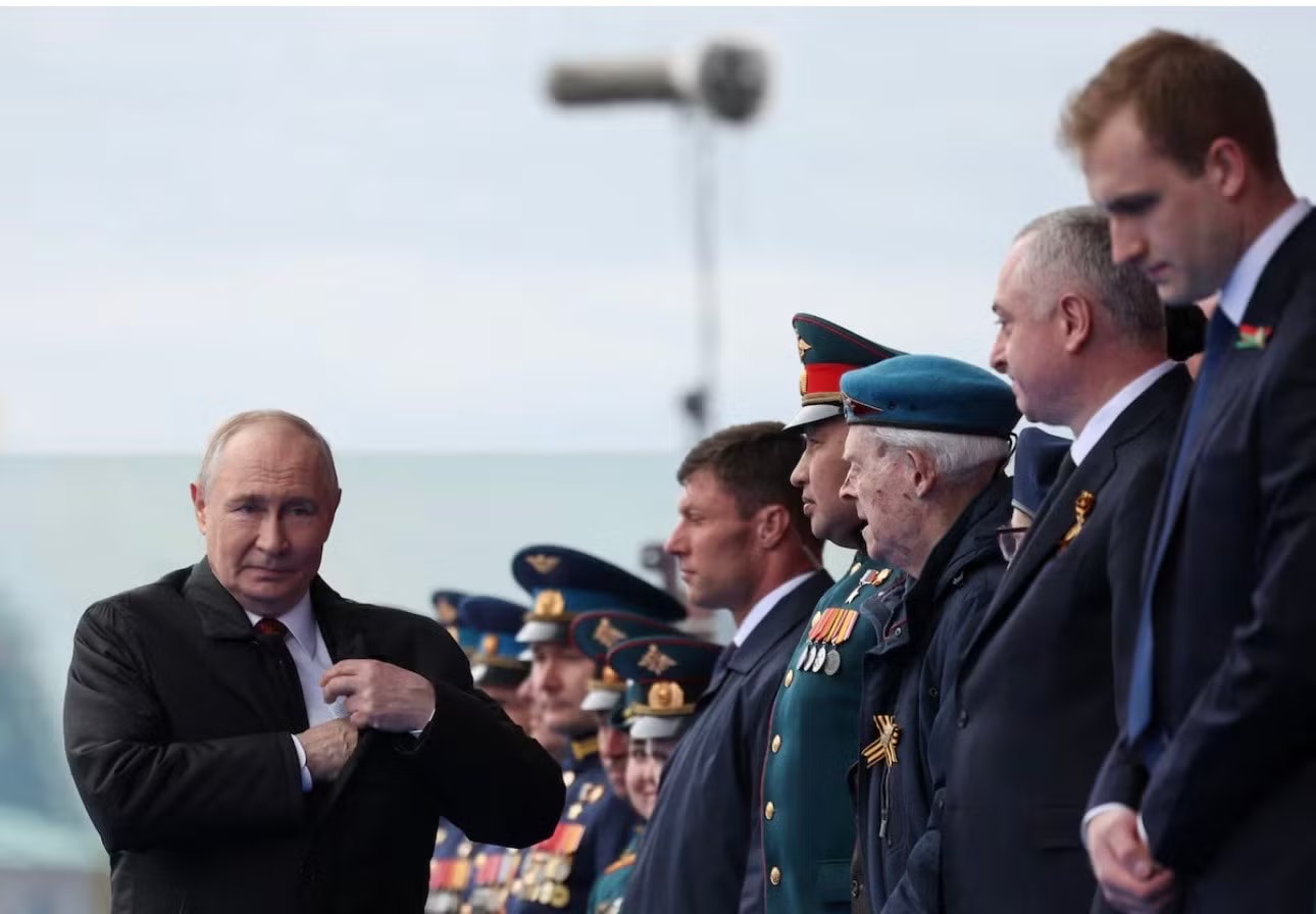 Tổng thống Nga Vladimir Putin trong lễ duyệt binh Ngày chiến thắng 9/5. Ảnh: Reuters Tổng thống Putin tin cuộc xung đột Nga - Ukraine đang đi đến hồi kết - Ảnh 1.