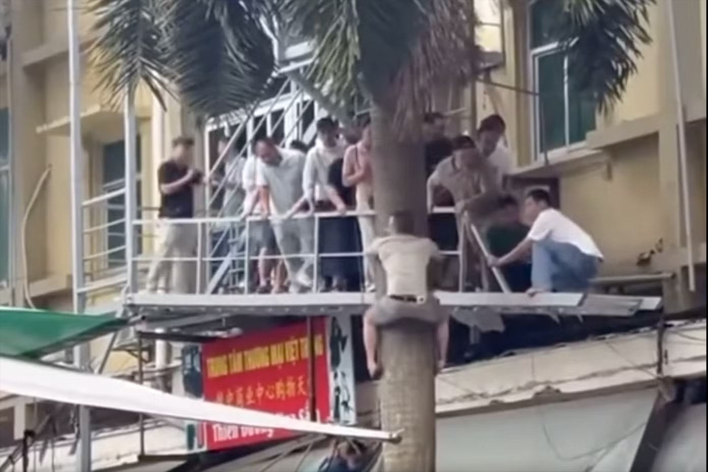 Hình ảnh nhóm người từ trên tầng đu cây xuống đất xuất hiện tràn lan trên mạng xã hội. Công an Lạng Sơn nói gì về clip cho rằng 'nhiều người đu cây tháo chạy khỏi casino' - Ảnh 1.