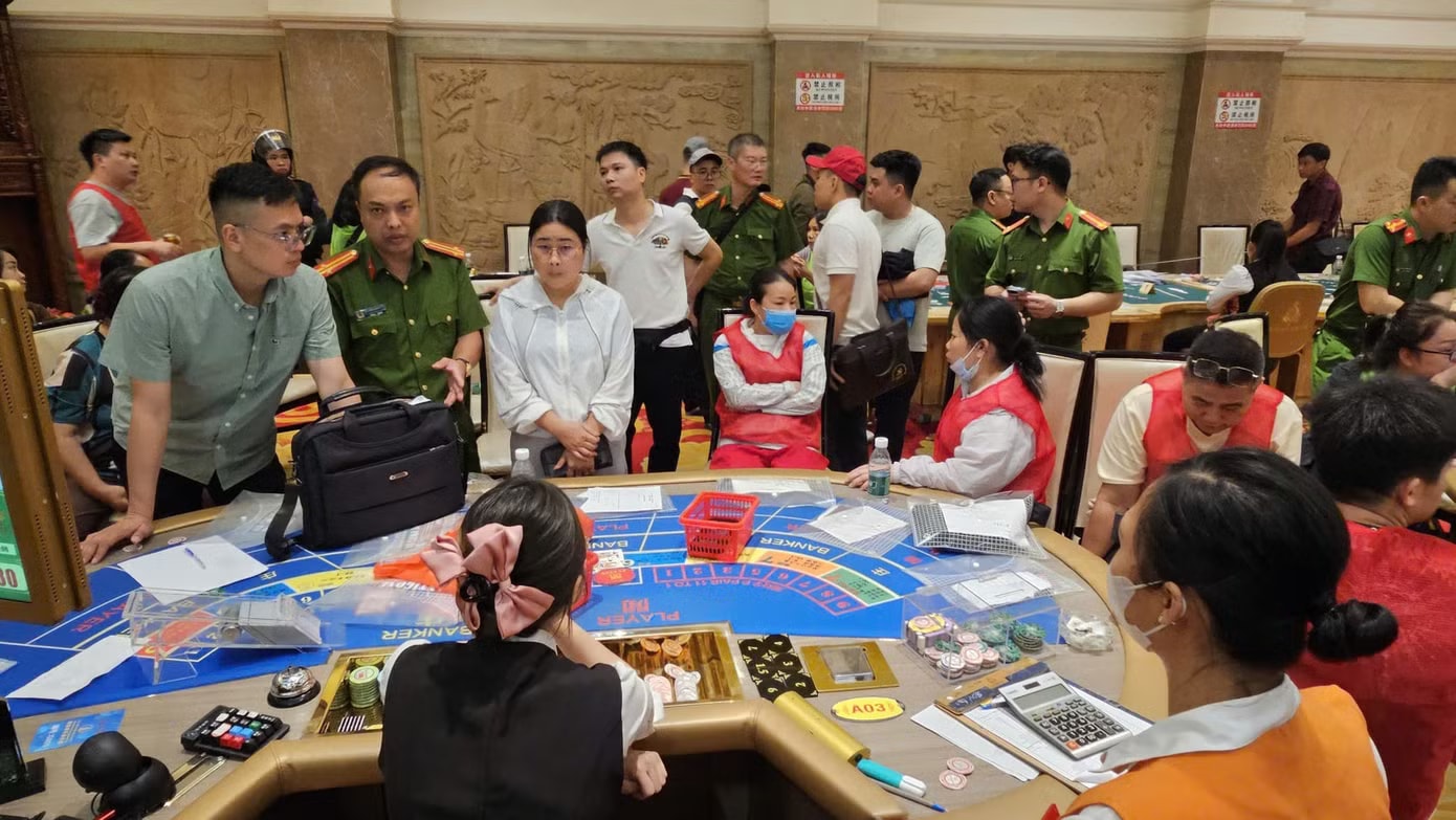 Lợi dụng câu lạc bộ vui chơi giải trí, nhóm đối tượng do người Trung Quốc cầm đầu đã tổ chức đánh bạc trá hình. Công an Lạng Sơn nói gì về clip cho rằng 'nhiều người đu cây tháo chạy khỏi casino' - Ảnh 3.