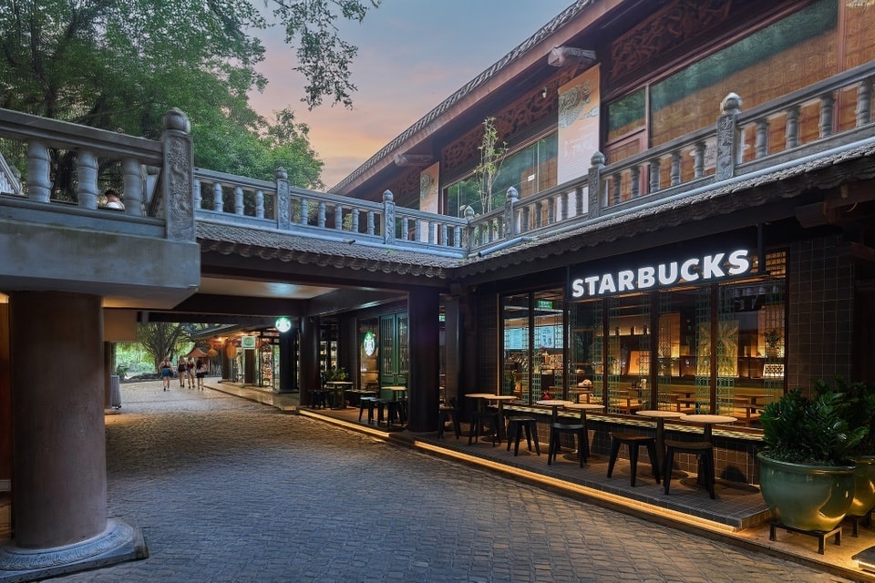 Starbucks tiếp tục mở cửa hàng đậm chất truyền thống thứ 2 ngay tại Di sản thiên nhiên thế giới của Việt Nam- Ảnh 1. Starbucks tiếp tục mở cửa hàng đậm chất truyền thống thứ 2 ngay tại Di sản thiên nhiên thế giới của Việt Nam- Ảnh 1.