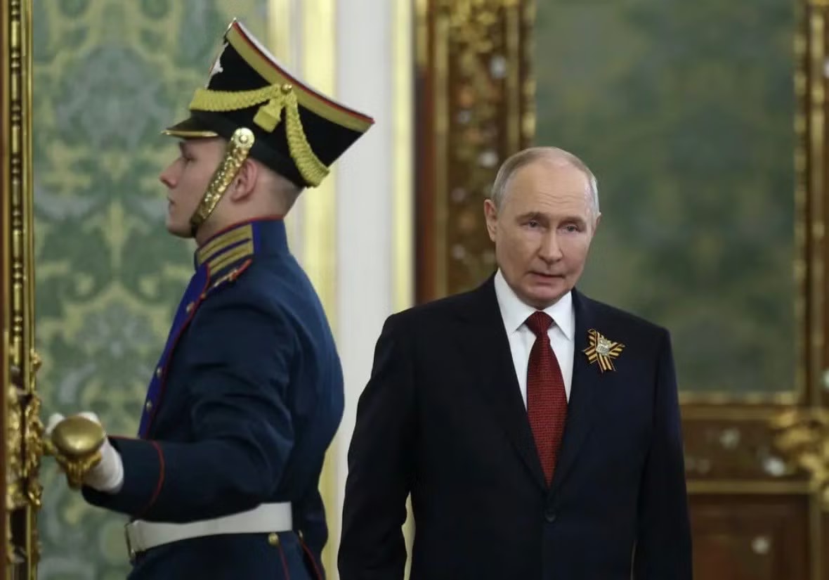 Tổng thống Nga Vladimir Putin. Ảnh Reuters) Chiến trường Ukraine giằng co, Nga có thể mất 30 năm để giành trọn Donbas - Ảnh 1.