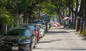 Một loại phí dự kiến tăng mạnh: Người đi ô tô, xe máy ở Hà Nội đứng trước áp lực lớn