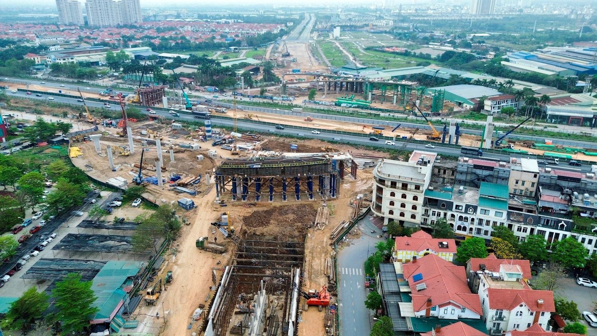 Công trường thi công tuyến Vành đai 3,5 Hà Nội. Nguồn ảnh: Hanoimoi.vn Công trường thi công tuyến Vành đai 3,5 Hà Nội. Nguồn ảnh: Hanoimoi.vn