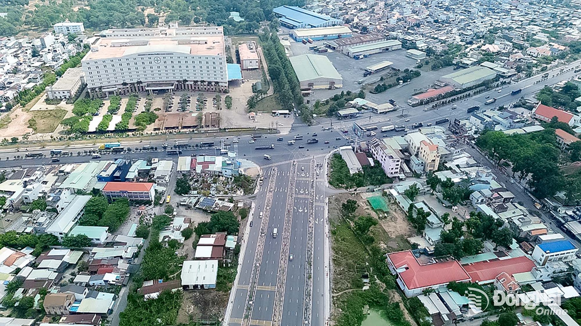 Tuyến hương lộ 2 dài khoảng 15km, từ Quốc lộ 51 qua phường Long Hưng đến cao tốc TP. HCM - Long Thành - Dầu Giây. Nguồn ảnh: Báo Đồng Nai Tuyến hương lộ 2 dài khoảng 15km, từ Quốc lộ 51 qua phường Long Hưng đến cao tốc TP. HCM - Long Thành - Dầu Giây. Nguồn ảnh: Báo Đồng Nai