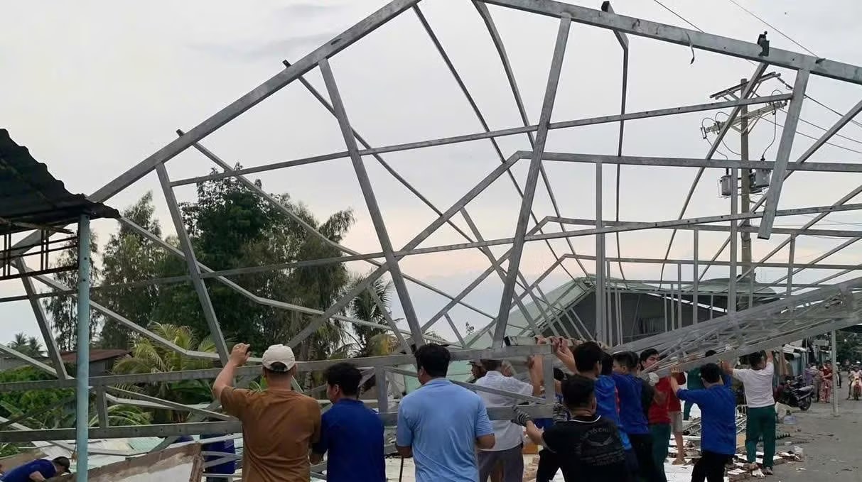 Người dân khắc phục thiệt hại Mưa giông kèm lốc xoáy làm 47 căn nhà bị sập và tốc mái - Ảnh 3.