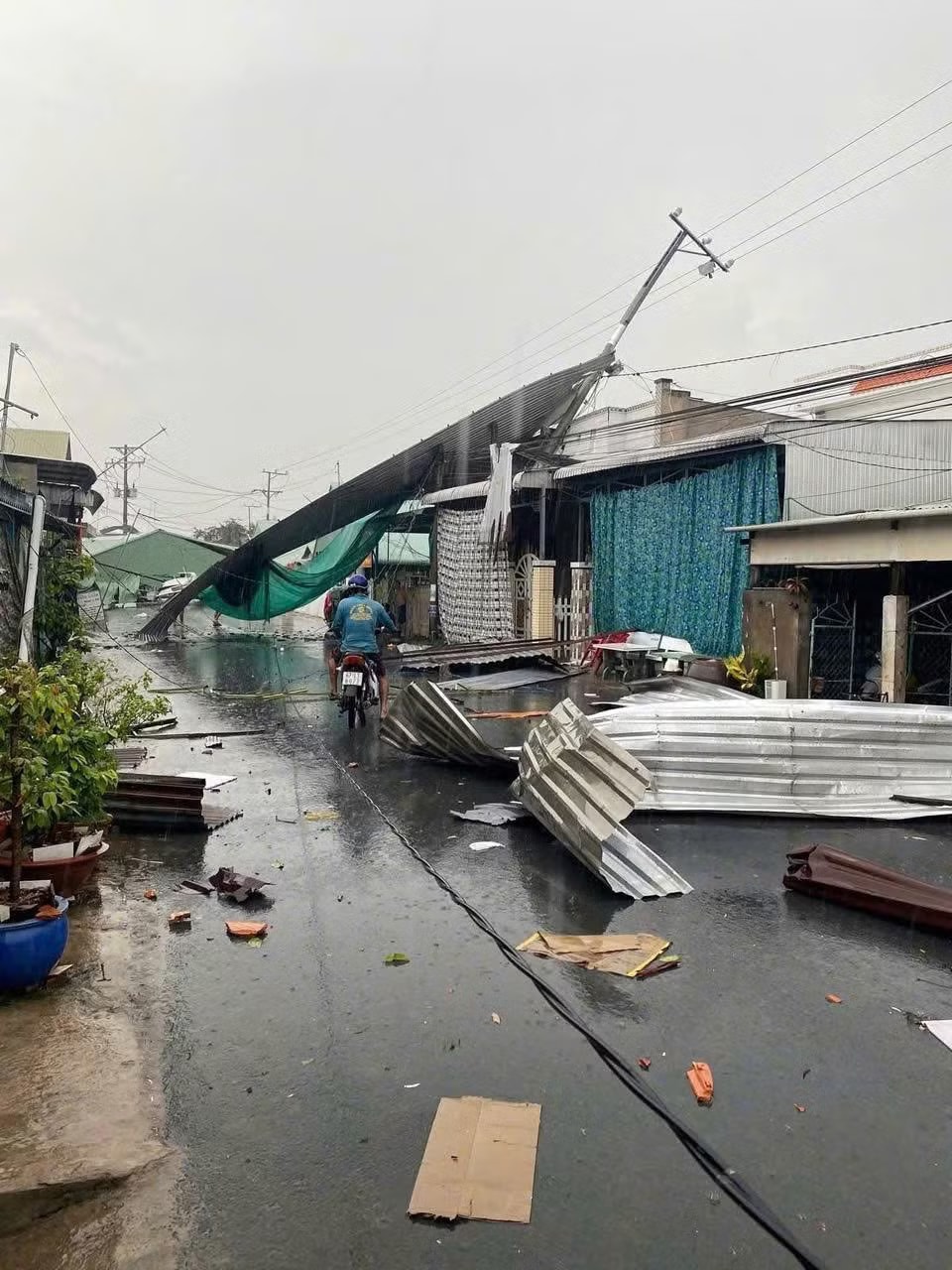 Mưa giông kèm theo gió mạnh đã gây thiệt hại cho 47 căn nhà tại Đồng Tháp. Mưa giông kèm lốc xoáy làm 47 căn nhà bị sập và tốc mái - Ảnh 1.