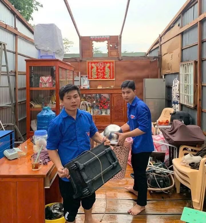Đoàn viên thanh niên hỗ trợ người dân dọn dẹp nhà cửa. Mưa giông kèm lốc xoáy làm 47 căn nhà bị sập và tốc mái - Ảnh 4.