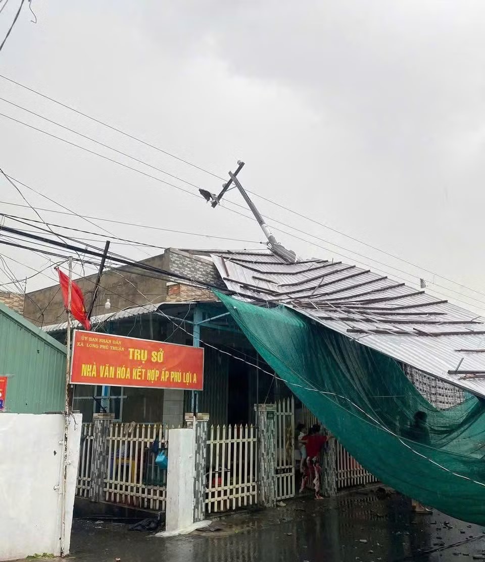 Mưa giông kèm lốc xoáy làm 47 căn nhà bị sập và tốc mái - Ảnh 2.