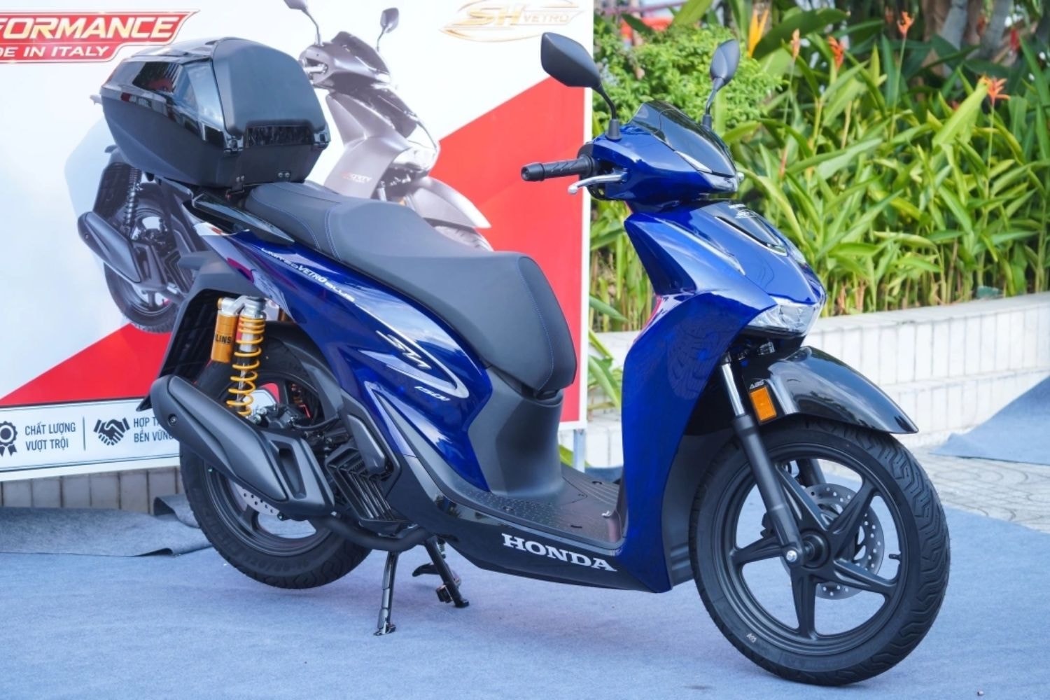 Cận cảnh Honda SH 150i Vetro Blue giá 235 triệu: Dàn áo trong suốt có gì đặc biệt? - Ảnh 1.