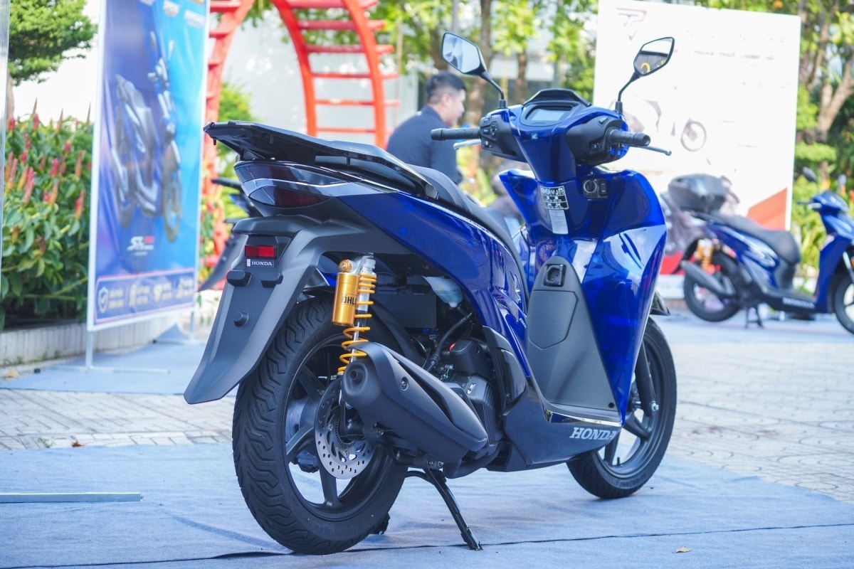 Cận cảnh Honda SH 150i Vetro Blue giá 235 triệu: Dàn áo trong suốt có gì đặc biệt? - Ảnh 2.
