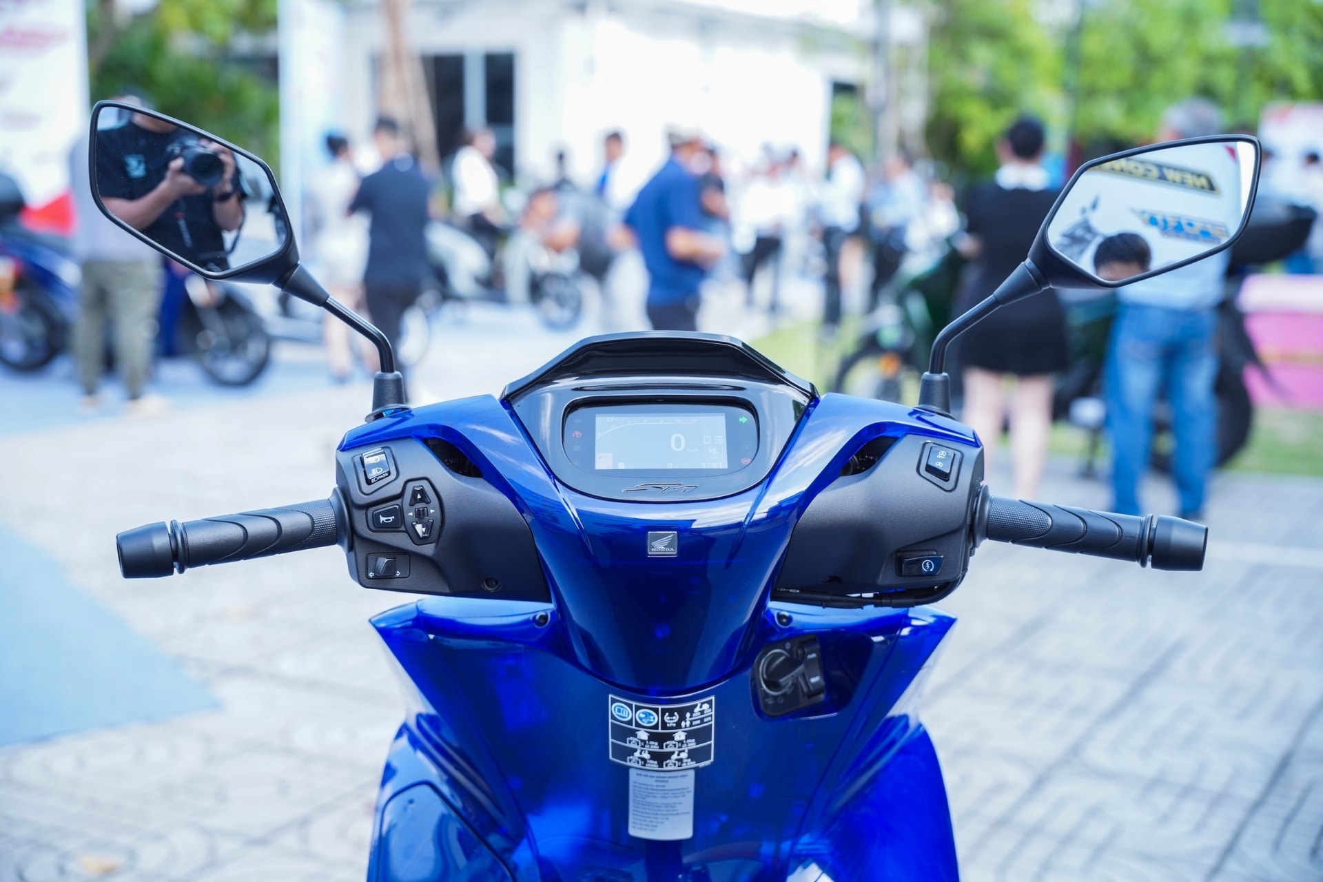 Cận cảnh Honda SH 150i Vetro Blue giá 235 triệu: Dàn áo trong suốt có gì đặc biệt? - Ảnh 4.
