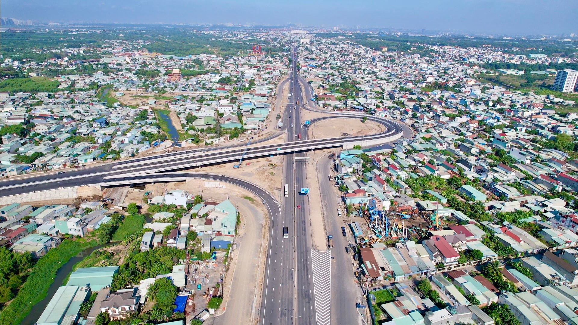 Đúng 7 ngày nữa, Việt Nam sẽ chính thức thông xe tuyến cao tốc hơn 21.000 tỷ kết nối 2 thành phố giàu có nhất cả nước- Ảnh 2. Đúng 7 ngày nữa, Việt Nam sẽ chính thức thông xe tuyến cao tốc hơn 21.000 tỷ kết nối 2 thành phố giàu có nhất cả nước- Ảnh 2.