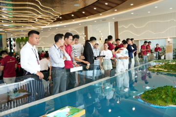 Hàng trăm khách hàng hồ hởi ký thủ tục khu Đảo Ngọc, nhẹ nhõm vì đã mua được căn nhà ưng ý