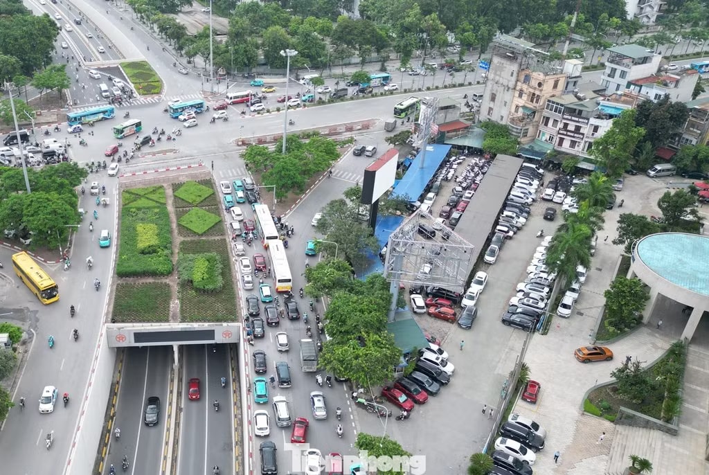 Bãi xe tại nút giao Xã Đàn - Đại Cồ Việt (dọc đường Vành đai 1). Hà Nội xây 4 'siêu' bãi xe kết hợp trạm sạc quy mô lớn, phục vụ hạn chế xe xăng vào nội đô - Ảnh 1.