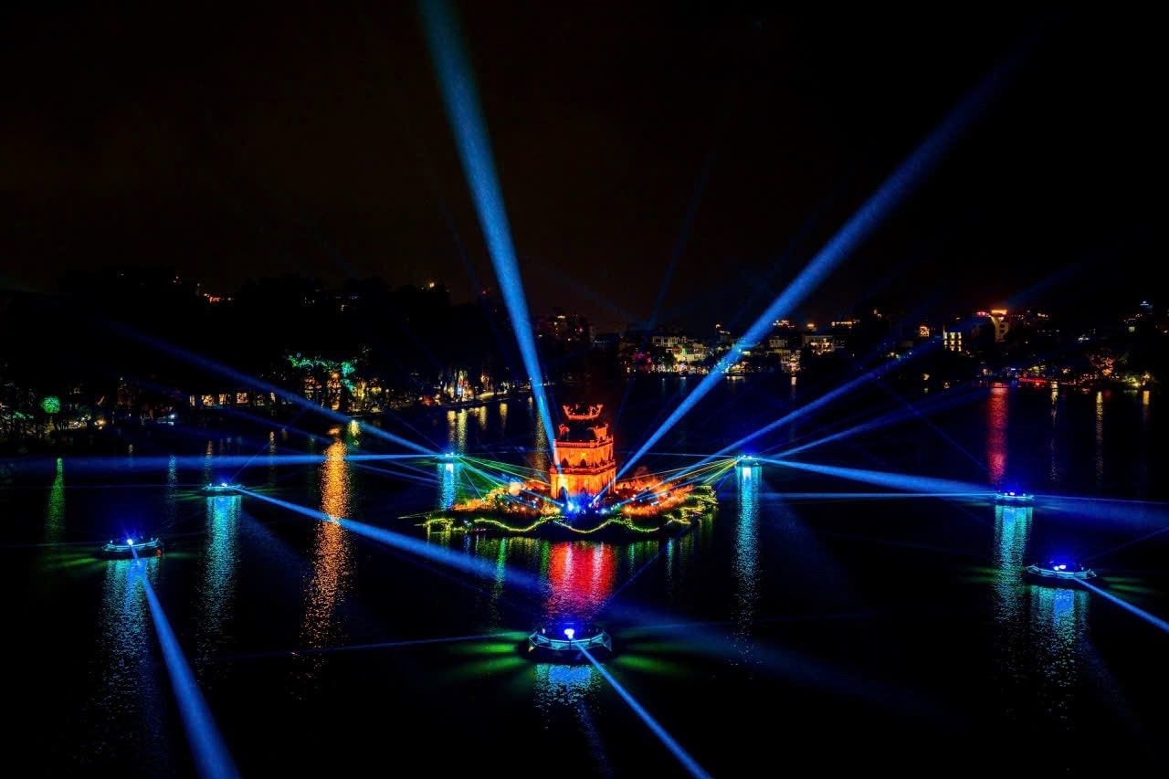 TP. Hà Nội đinh hướng sẽ trở thành trung tâm kinh tế đêm có sức cạnh tranh trong khu vực. Nguồn ảnh: Hanoimoi.vn TP. Hà Nội đinh hướng sẽ trở thành trung tâm kinh tế đêm có sức cạnh tranh trong khu vực. Nguồn ảnh: Hanoimoi.vn