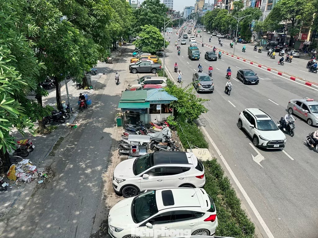 Vị trí bãi xe tại lòng đường và vỉa hè đường Trần Khát Chân được xác định sẽ xây dựng bãi đỗ xe kết hợp trạm sạc điện lớn nhất Hà Nội. Hà Nội xây 4 'siêu' bãi xe kết hợp trạm sạc quy mô lớn, phục vụ hạn chế xe xăng vào nội đô - Ảnh 2.